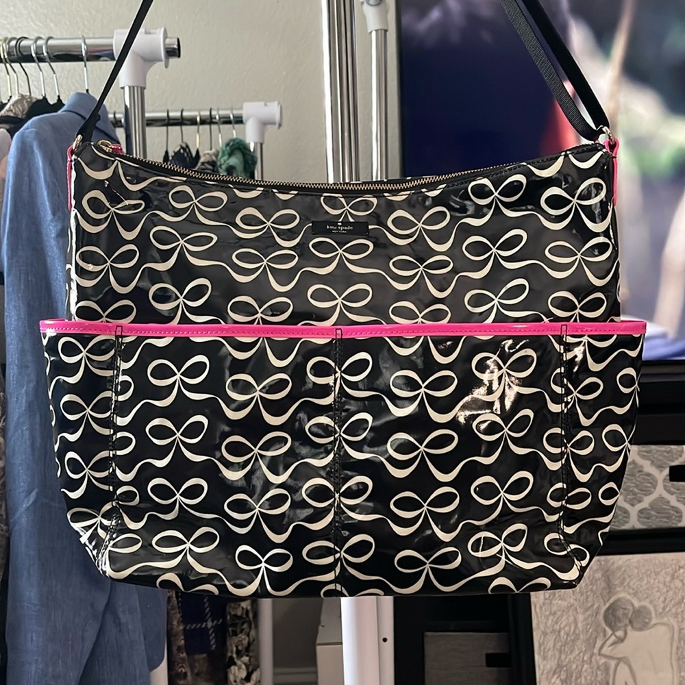 EUC- KATE SPADE TRAVEL BAG  w/Black, Hot Pink & White Bows Pattern.
